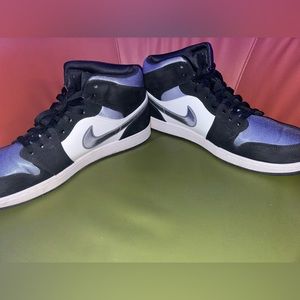 Air Jordan 1 Mid SE Satin Toe Grey